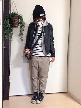 パーカーを使った ベージュのチノパン のレディース人気ファッションコーディネート Wear