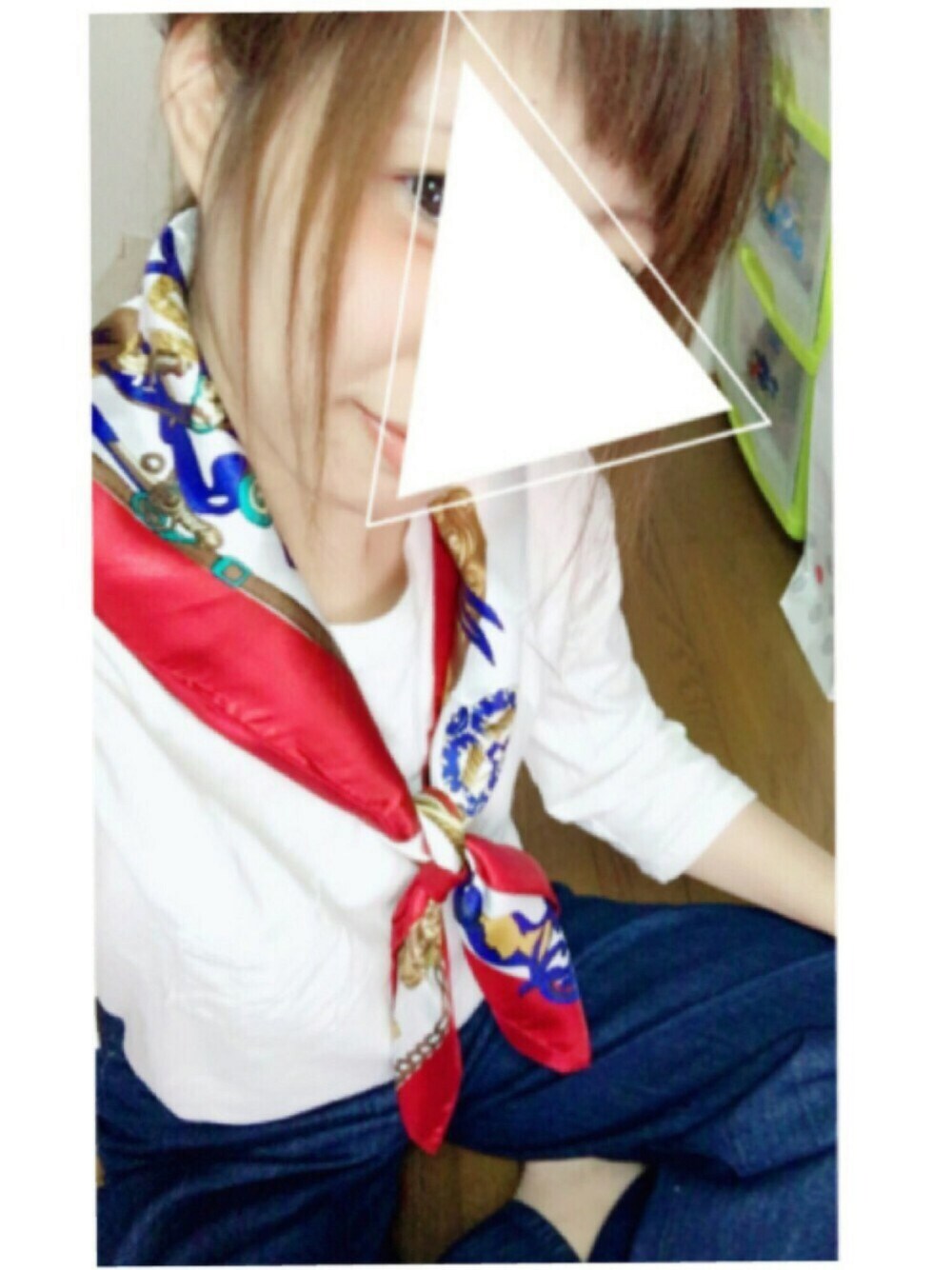 ホワイト系のTシャツ/カットソー、ブルー系のデニムパンツ、ブラック系のサンダルを着用したレディースの夏コーディネートの1枚目の写真