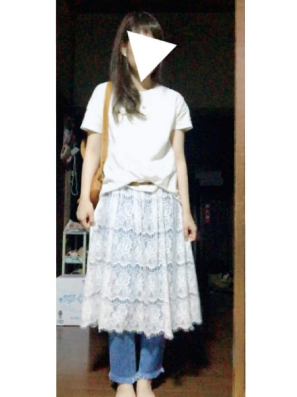 ホワイト系のワンピース/ドレス、ホワイト系のトップス、ブルー系のデニムパンツを着用したレディースの夏コーディネートの1枚目の写真