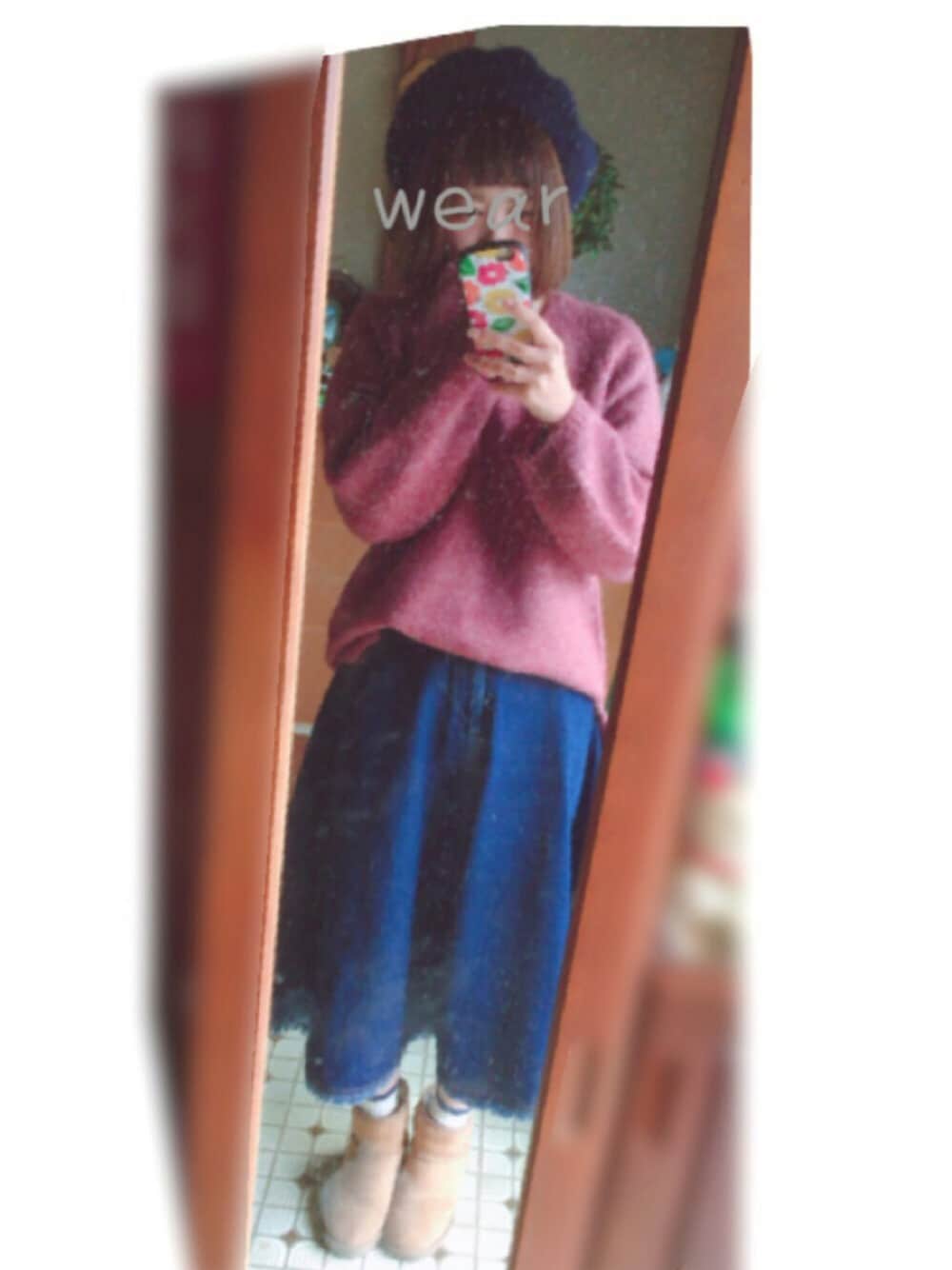 レッド系のニット/セーター、ブルー系のデニムスカート、ベージュ系のブーツを着用したレディースの秋コーディネートの1枚目の写真