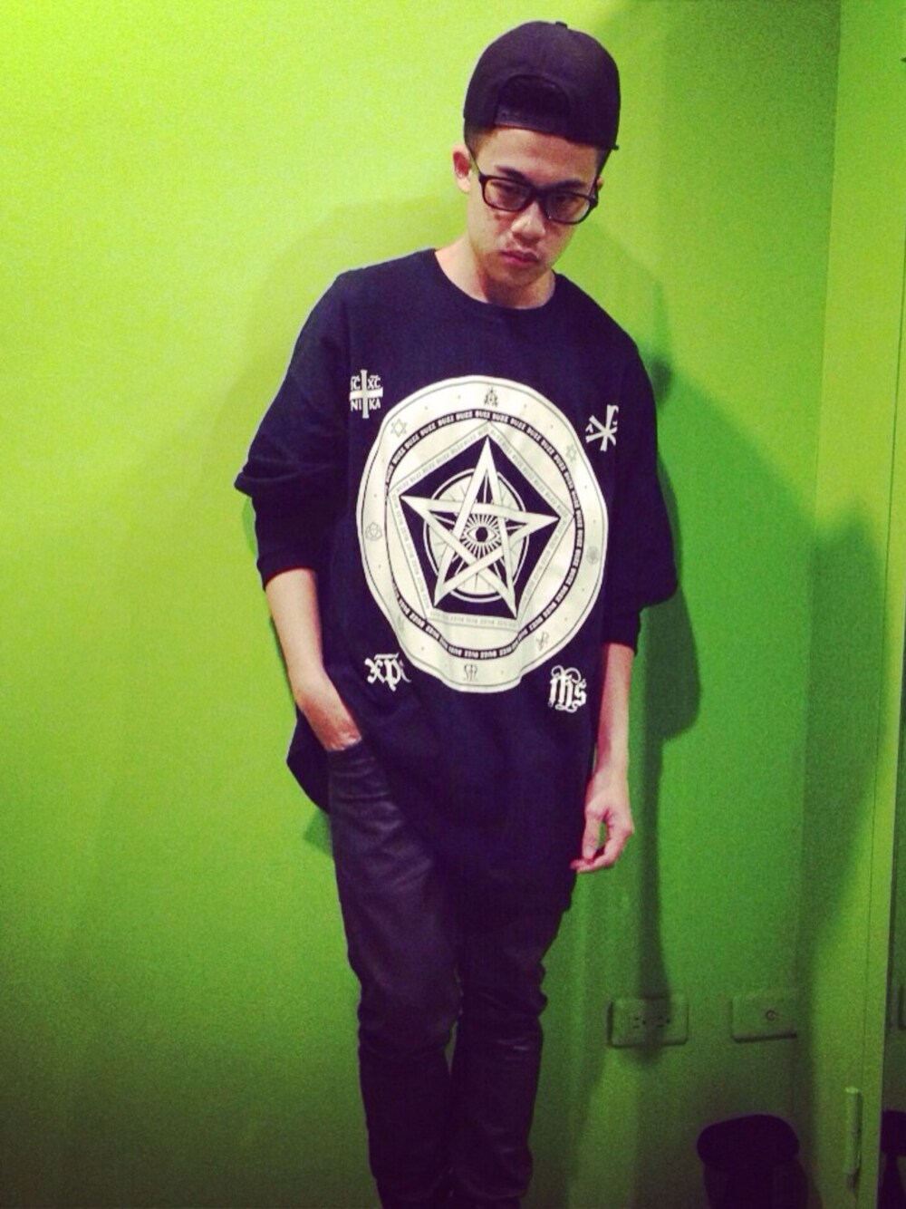 「ZARA、Taiwan、UNIF、BUZZ、swag、dope」｜「Buzzのアイテム（Tシャツ/カットソー、ブラック系）」を使った、Dannyさん（メンズ・168cm）の夏コーディネートの1枚目の写真