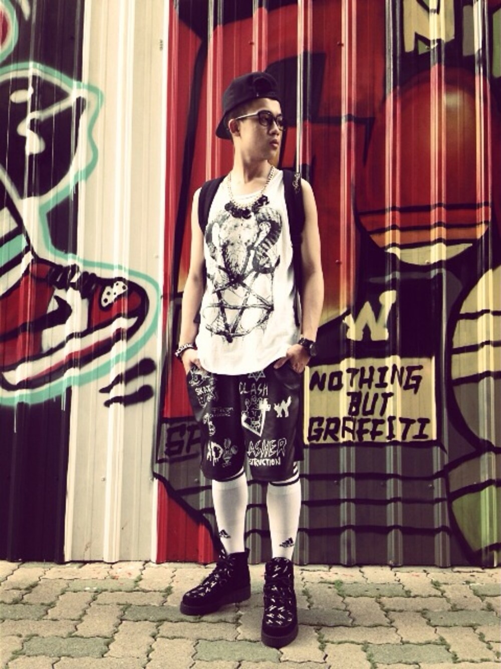 「BOY LONDON、Taiwan、UNDERGROUND、fashionkilla、dope、ED HARDY、streetstyle、cvltnation、karlalley」｜「cvltnationのアイテム（タンクトップ、ホワイト系）」を使った、Dannyさん（メンズ・168cm）の夏コーディネートの1枚目の写真