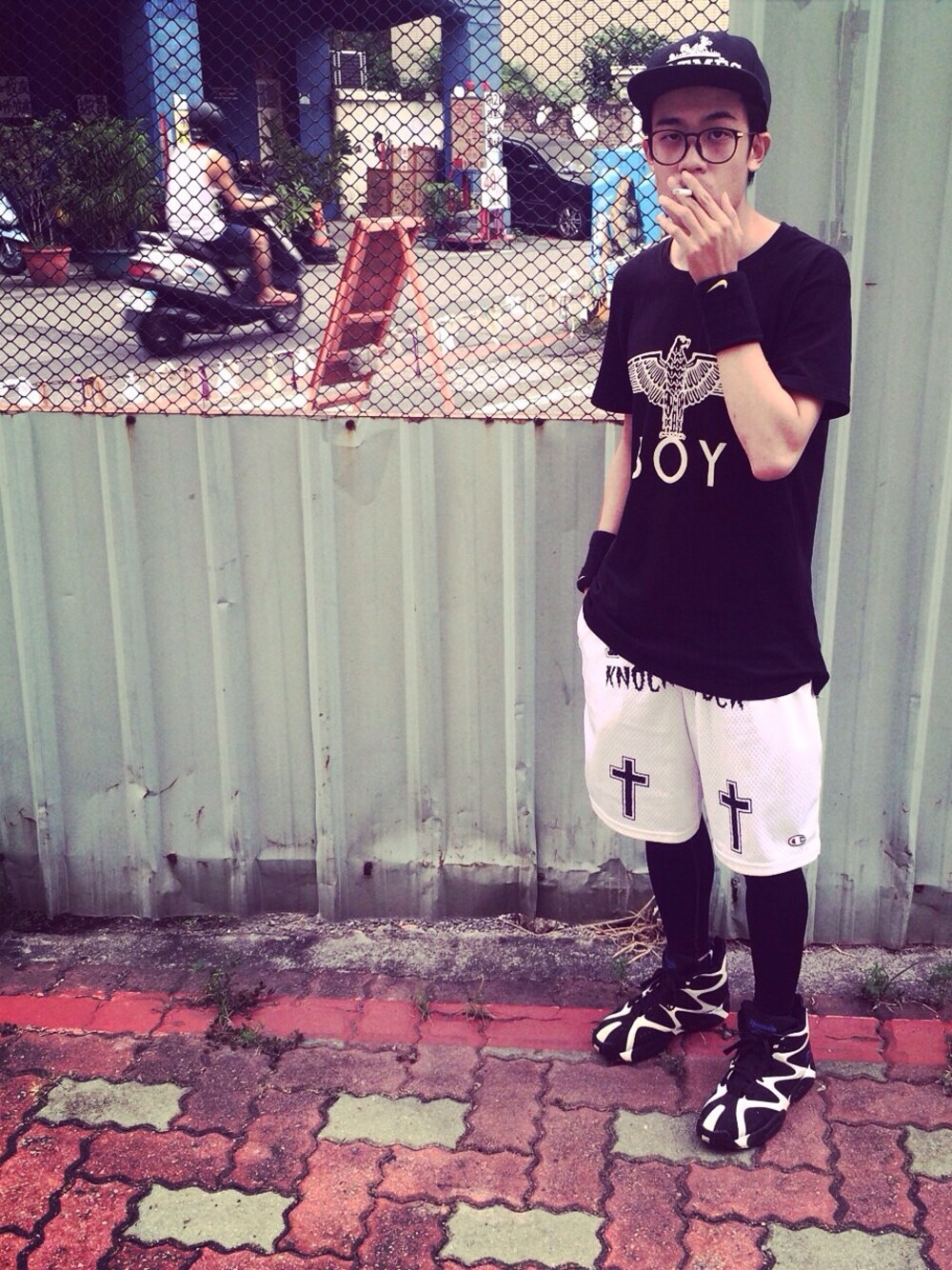 「Bape、A BATHING APE、UNIF、reebok、kamikaze、BOYLONDON、NIKE、dope」｜「boylondonのアイテム（Tシャツ/カットソー、ブラック系）」を使った、Dannyさん（メンズ・169cm）の秋コーディネートの1枚目の写真