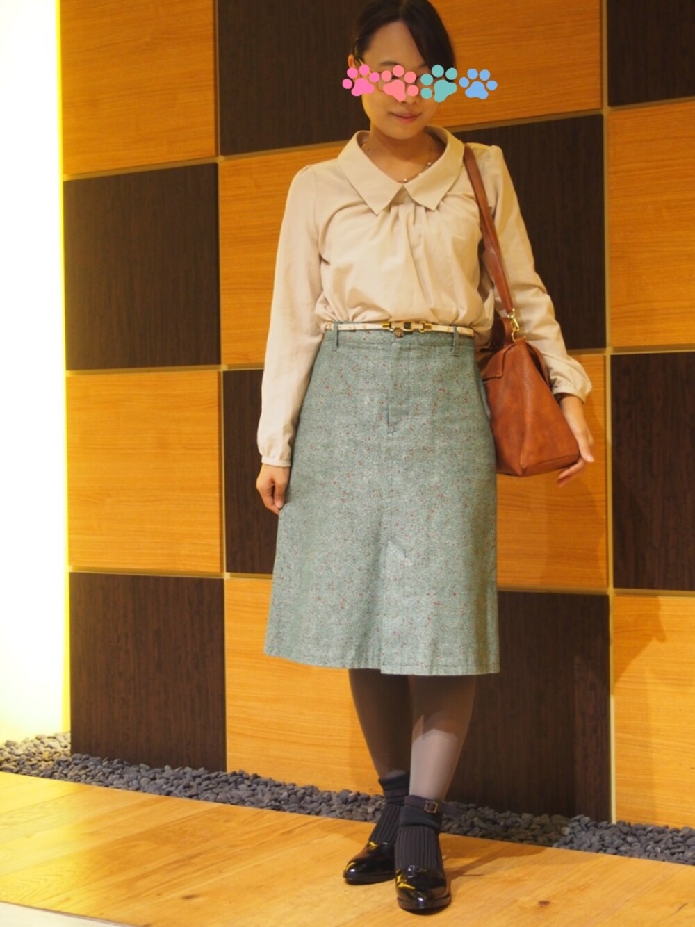 ブラック系のその他シューズ、ゴールド系のアナログ腕時計、グリーン系のスカートを着用したレディースの秋コーディネートの1枚目の写真