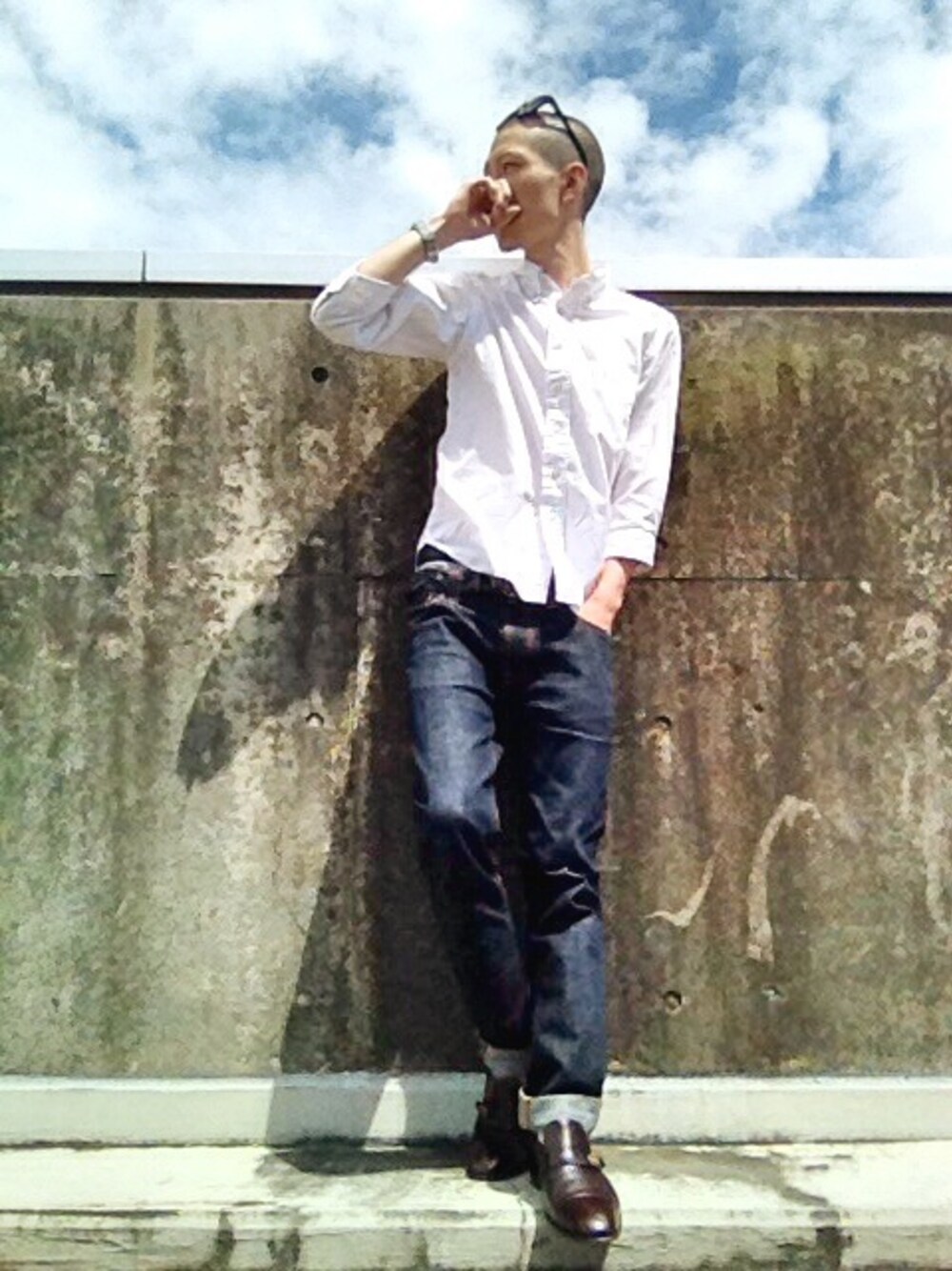 ホワイト系のシャツ/ブラウス、ブルー系のデニムパンツ、ブラウン系のその他シューズを着用したメンズの夏コーディネートの1枚目の写真