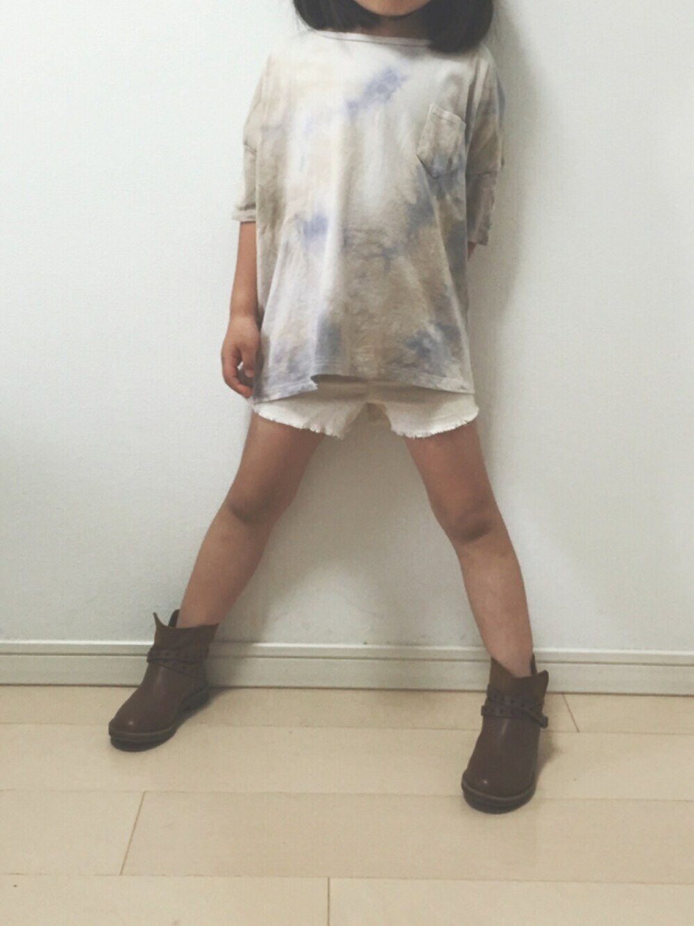 「タイダイ柄、きりっぱなし、ショートパンツ、ブーツ、ドラフトGAP」｜「URBAN RESEARCH DOORS KIDSのFORK&SPOON　ムラ染めワイドTEE(KIDS)（Tシャツ/カットソー、パープル系）」を使った、SL2さん（キッズ・100cm）の夏コーディネートの1枚目の写真