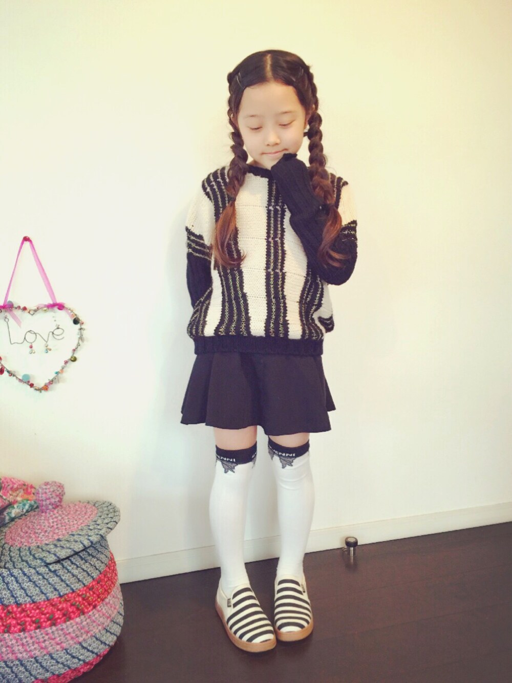 「kids、ニット、女の子、ボーダー」｜「SISTER JENNIのアイテム（ニット/セーター、ブラック系）」を使った、cocoさん（キッズ・130cm）の冬コーディネートの1枚目の写真