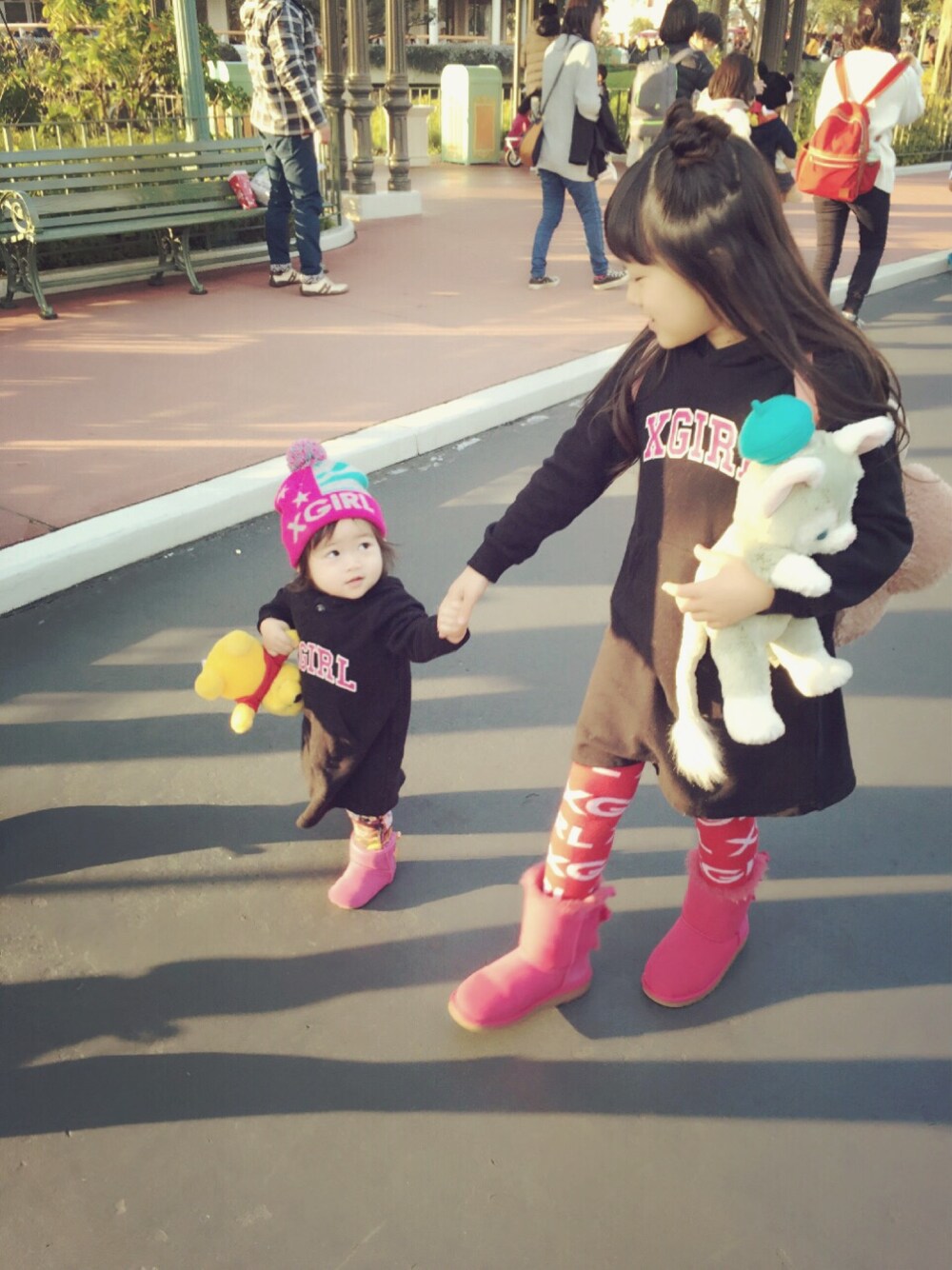 「kids、女の子、キッズコーデ、ディズニーランド、x-girl stages」｜「X-girl StagesのSWEAT HOODIE DRESS COLLEGE LOGO(4T～7T)（ワンピース、ブラック系）」を使った、cocoさん（キッズ・130cm）の冬コーディネートの1枚目の写真