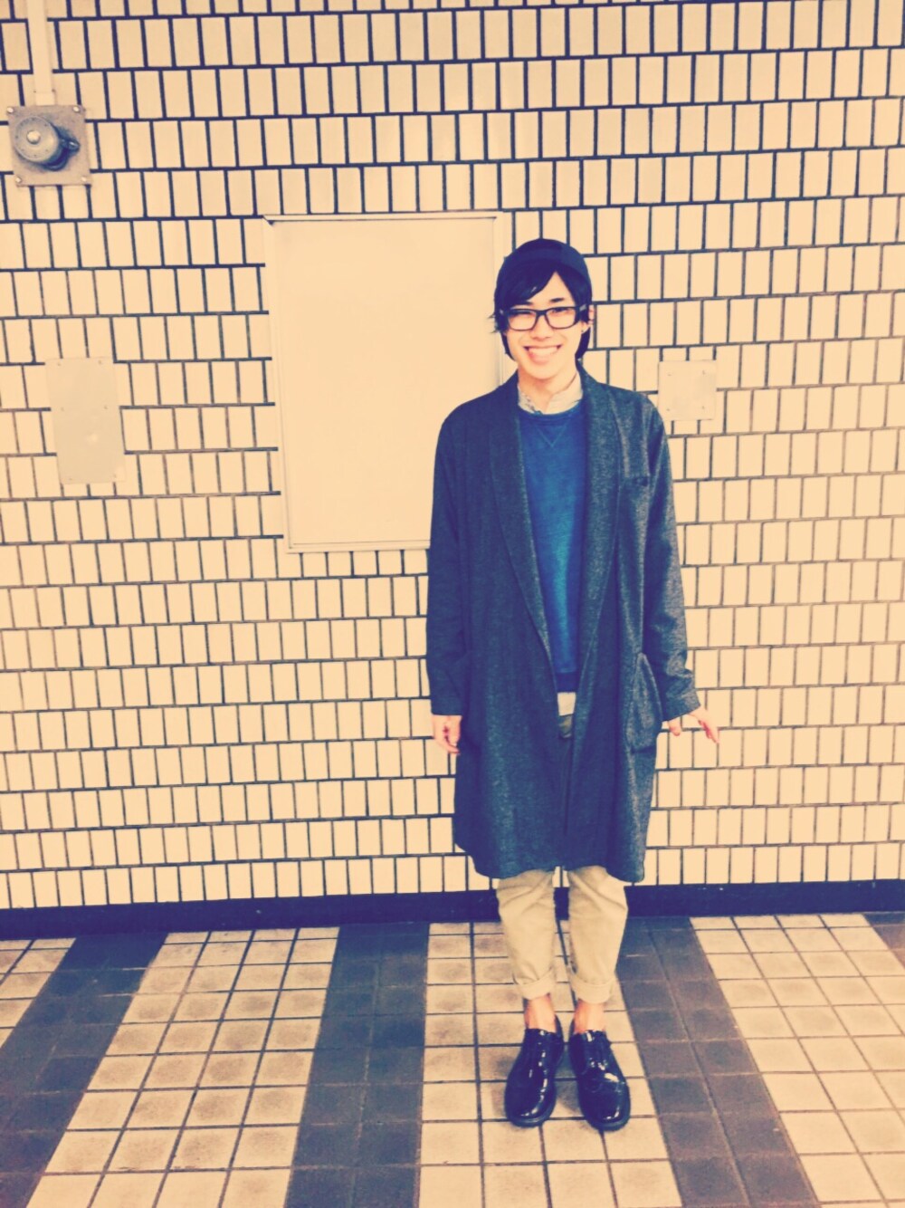 「ブルー、スウェット、スウェット(UNIQLO)、チノパン、ウィンドウペン、寒い」｜「BEAMSのぴかぴか！（ドレスシューズ、ブラック系）」を使った、sekinooo!!!!さん（メンズ・178cm）の冬コーディネートの1枚目の写真