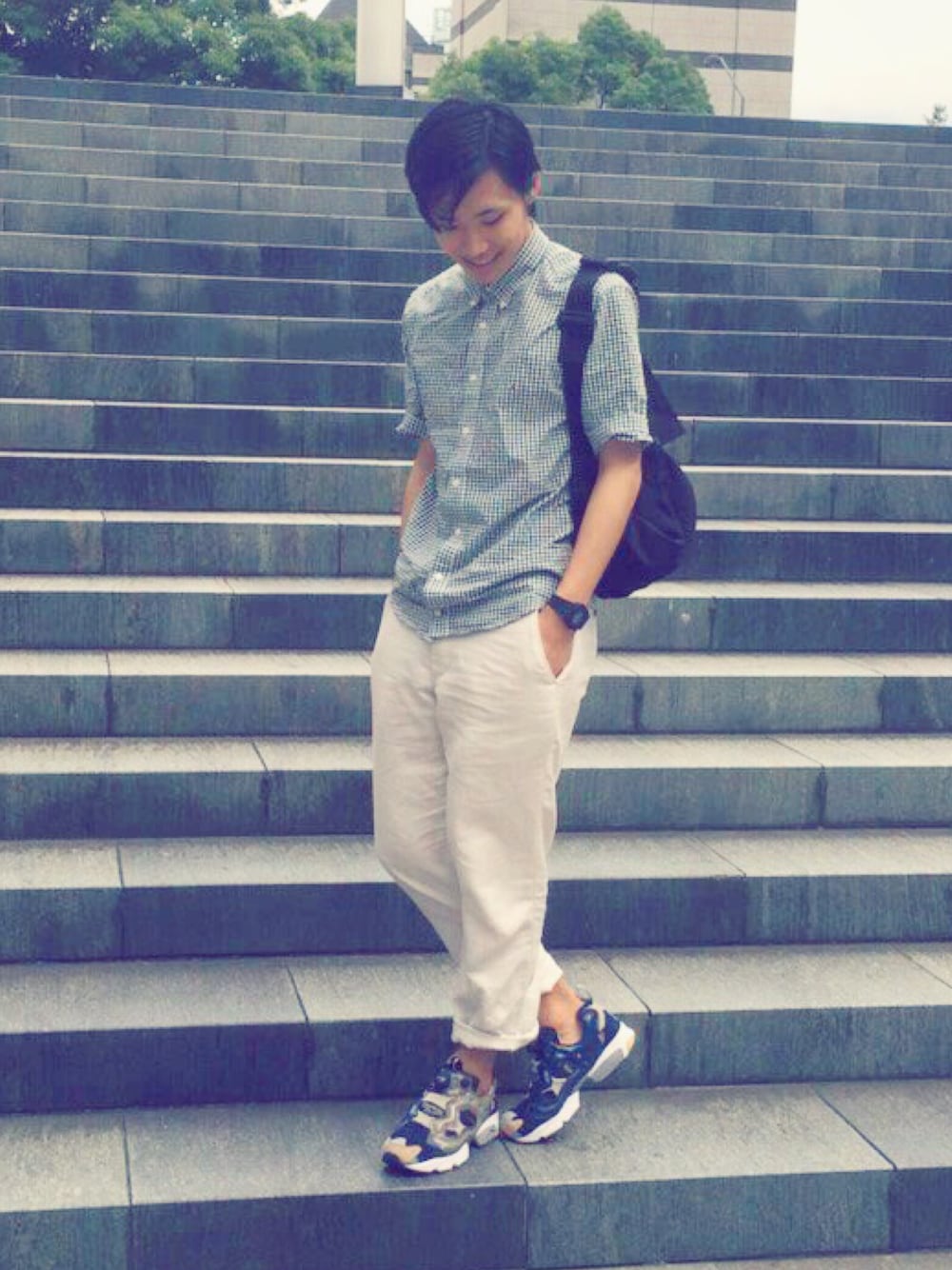 グリーン系のシャツ/ブラウス、ブルー系のスニーカー、ブラック系のボディバッグ/ウエストポーチを着用したメンズの夏コーディネートの1枚目の写真