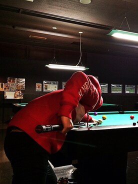 「Supreme （シュプリーム）のアームフルロゴプルオーバーパーカー（パーカー、レッド系）」を使った、SYUMAさん（メンズ・169cm）の冬コーディネート