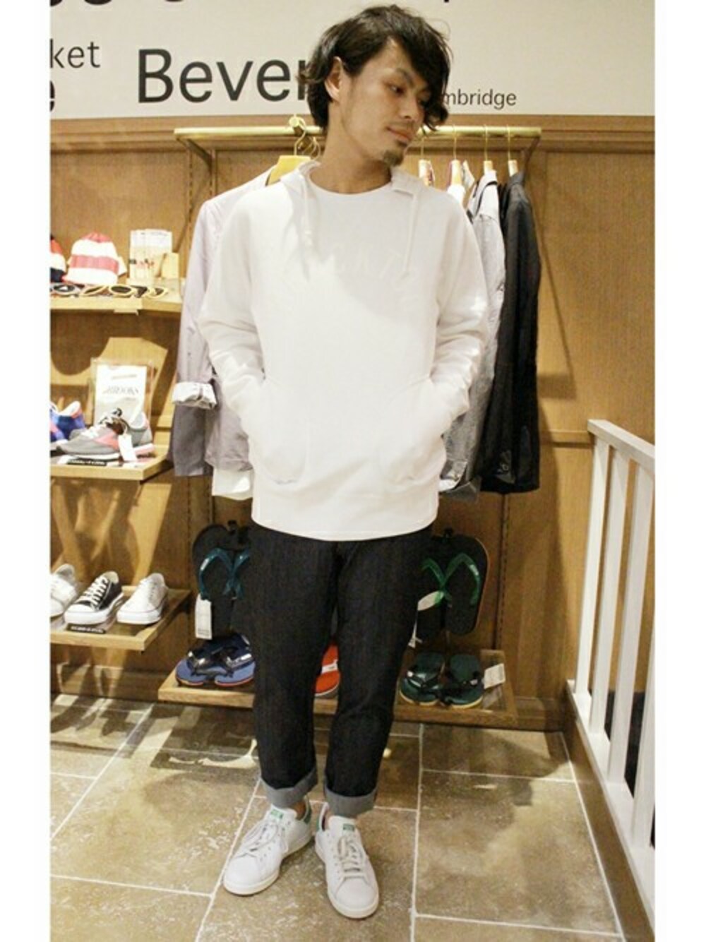 ホワイト系のパーカー、ブルー系のデニムパンツ、グリーン系のスニーカーを着用したメンズの夏コーディネートの1枚目の写真