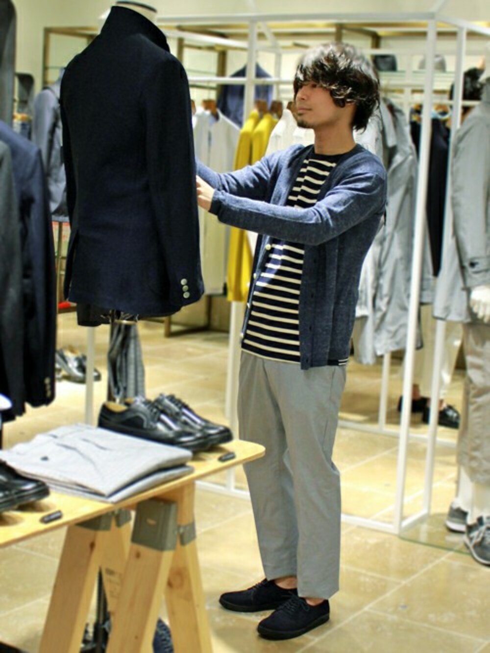 ブルー系のカーディガン/ボレロ、その他のTシャツ/カットソー、ブルー系のスラックスを着用したメンズの春コーディネートの1枚目の写真