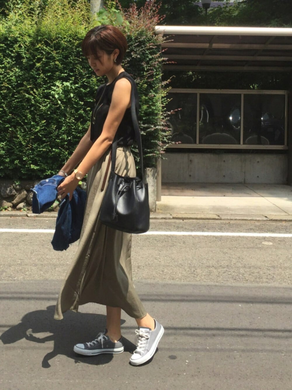 「カジュアルコーデ、シンプル、マーセライズドノースリーブ、GU、styledeli、大人カジュアル、ノースリーブ、スニーカー、converse、休日スタイル」｜「GUのアイテム（トップス、ブラック系）」を使った、Katieさん（レディース・168cm）の夏コーディネートの1枚目の写真