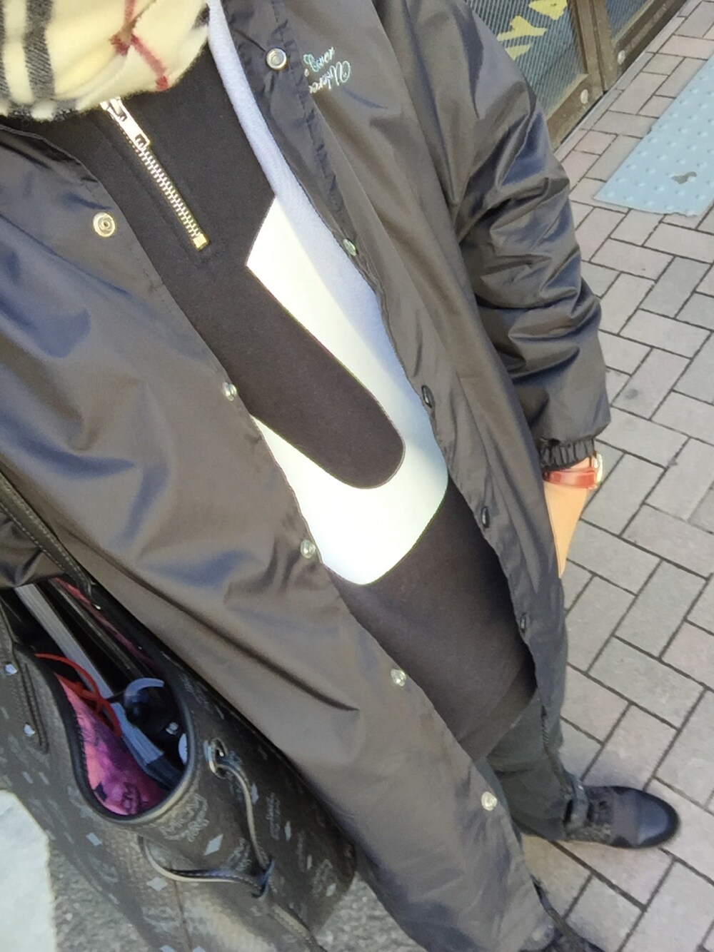 「supreme、undercover、y-3 #yohjiyamamoto、gagamilano、MCM、chanel、これからお仕事、アパレルスタッフ」｜「Supreme のアイテム（スウェット、ブラック系）」を使った、ようさん（メンズ・188cm）の冬コーディネートの1枚目の写真