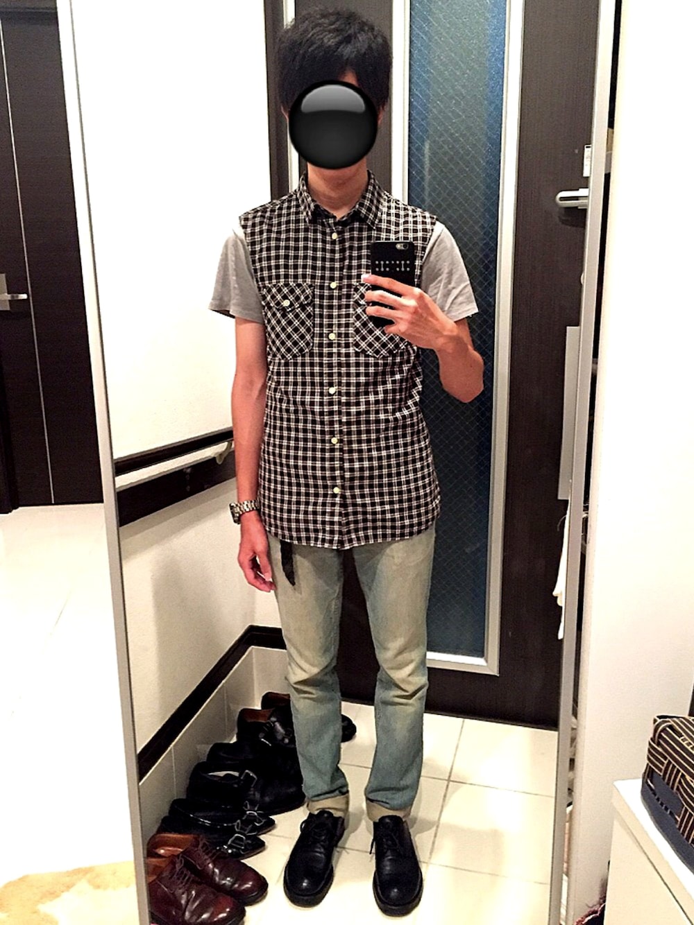 グレー系のシャツ/ブラウス、ブルー系のデニムパンツ、ブラック系のシューズを着用したメンズの夏コーディネートの1枚目の写真