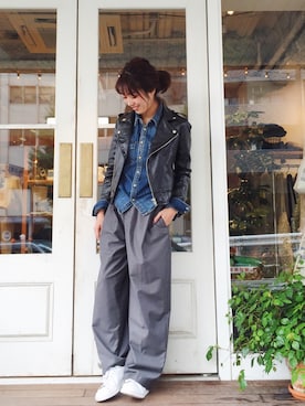 「TODAYFUL（トゥデイフル）のアイテム（ライダースジャケット）」を使った、TOMOMI KANATAさん（レディース・161cm）の秋コーディネート