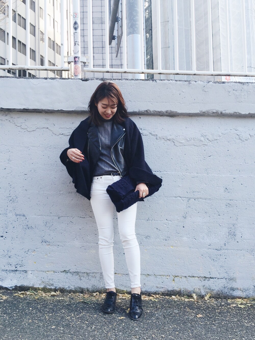 「LIFEs、TODAYFUL、オトナカジュアル、シンプル、レザージャケット、冬、simple」｜「TODAYFULのウールストール（ストール/ショール、ブルー系）」を使った、TOMOMI KANATAさん（レディース・161cm）の冬コーディネートの1枚目の写真
