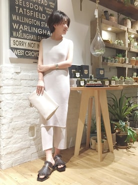 「アイテム（サンダル）」を使った、TOMOMI KANATAさん（レディース・161cm）の春コーディネート