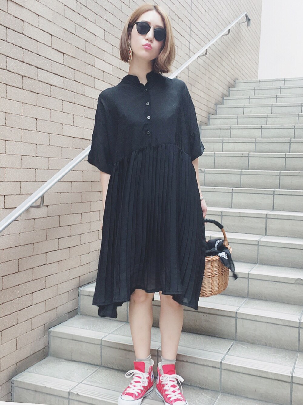 「黒ワンピ、ANTRE、プリーツ、コンバース、赤コン、シフォンワンピ、差し色、外ハネ」｜「CANAL JEANのDume (デゥーム)　ボストンフレームサングラス（サングラス、ブラック系）」を使った、izuminさん（レディース・161cm）の夏コーディネートの1枚目の写真