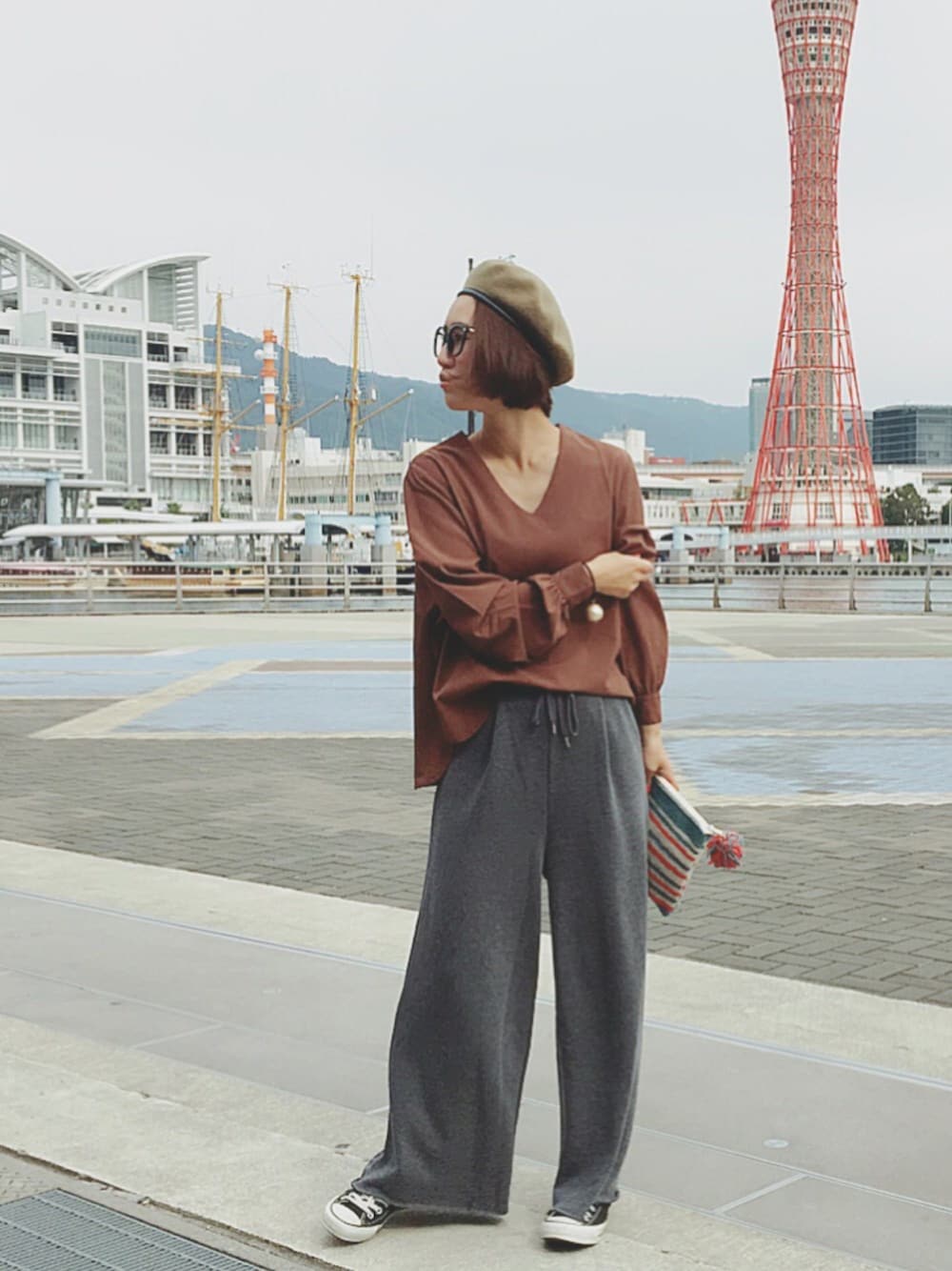 「大人カジュアル、カジュアル、ootd、スニーカー、スウェットパンツ、ベレー帽、ベレー帽×メガネ」｜「ANTREのアイテム（Tシャツ/カットソー、ブラック系）」を使った、izuminさん（レディース・161cm）の秋コーディネートの1枚目の写真
