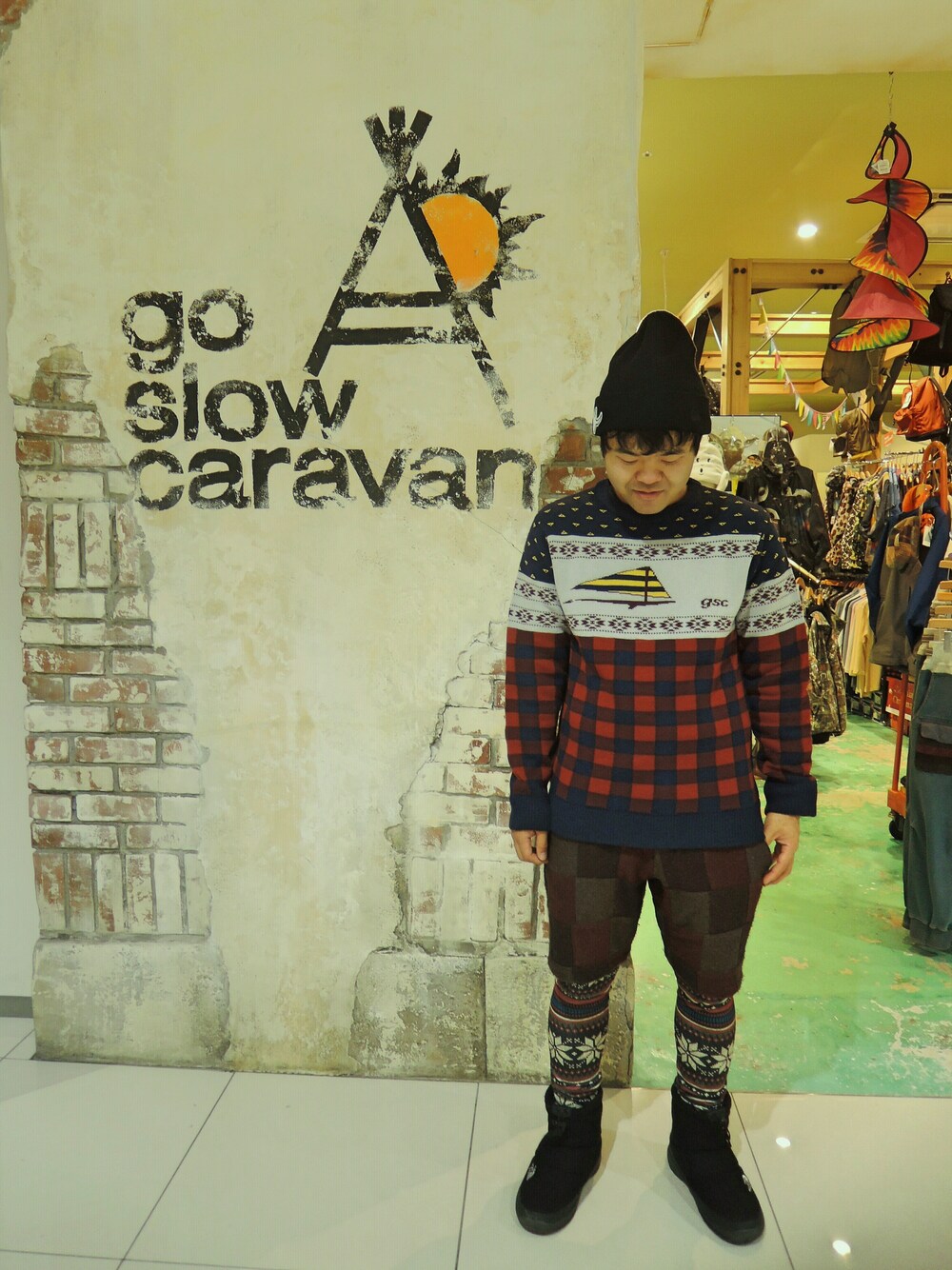 ブラック系のブーティ、ブラウン系のその他パンツ、その他のニット/セーターを着用したメンズの秋コーディネートの1枚目の写真