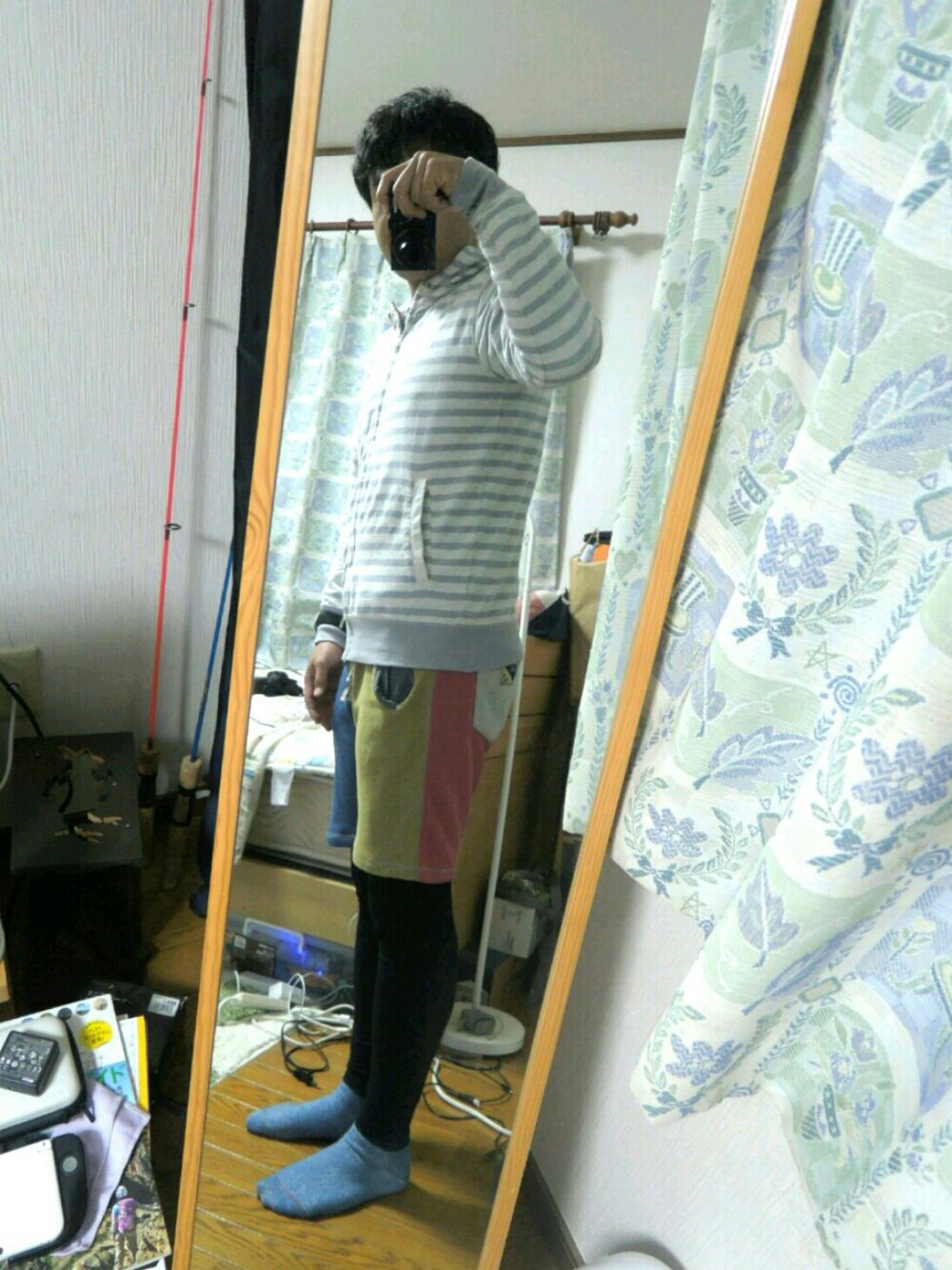 その他のパンツ、グレー系のパーカー、その他のパンツを着用したメンズの春コーディネートの1枚目の写真