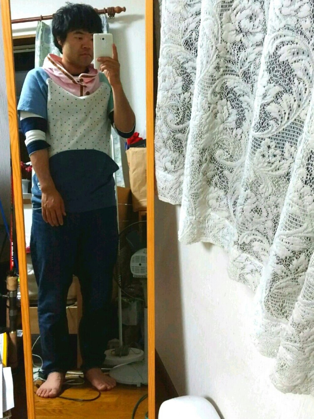 その他のパーカー、その他のトップス、ブルー系のデニムパンツを着用したメンズの春コーディネートの1枚目の写真