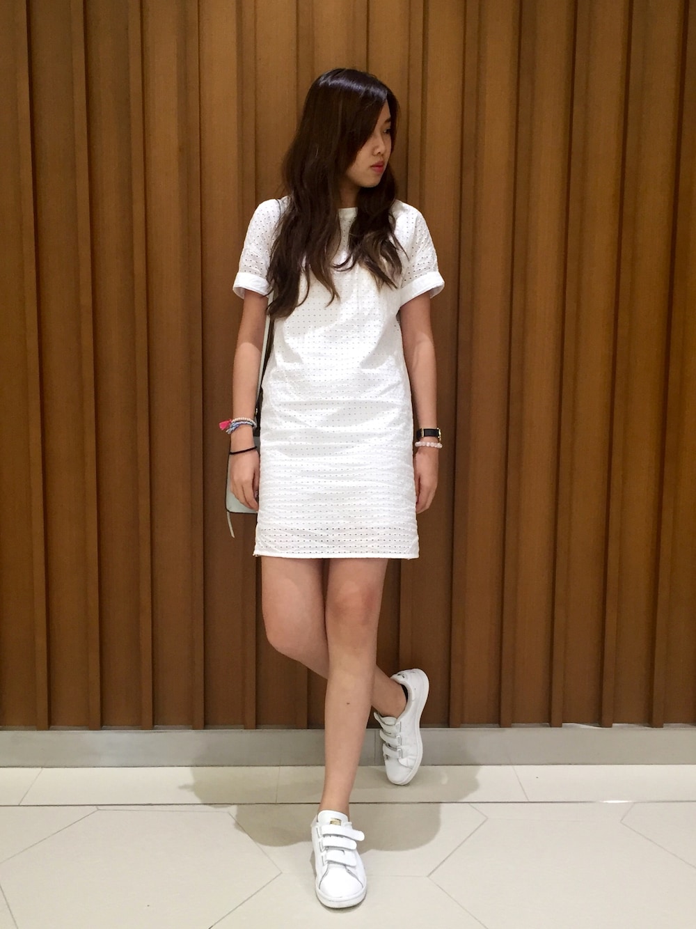 「white、casual、summer、stansmith、ootd」｜「UNIQLOのWOMEN エンブロイダリーワンピース（半袖）＋（ワンピース、ホワイト系）」を使った、SilviaJacksonさん（レディース・174cm）の秋コーディネートの1枚目の写真