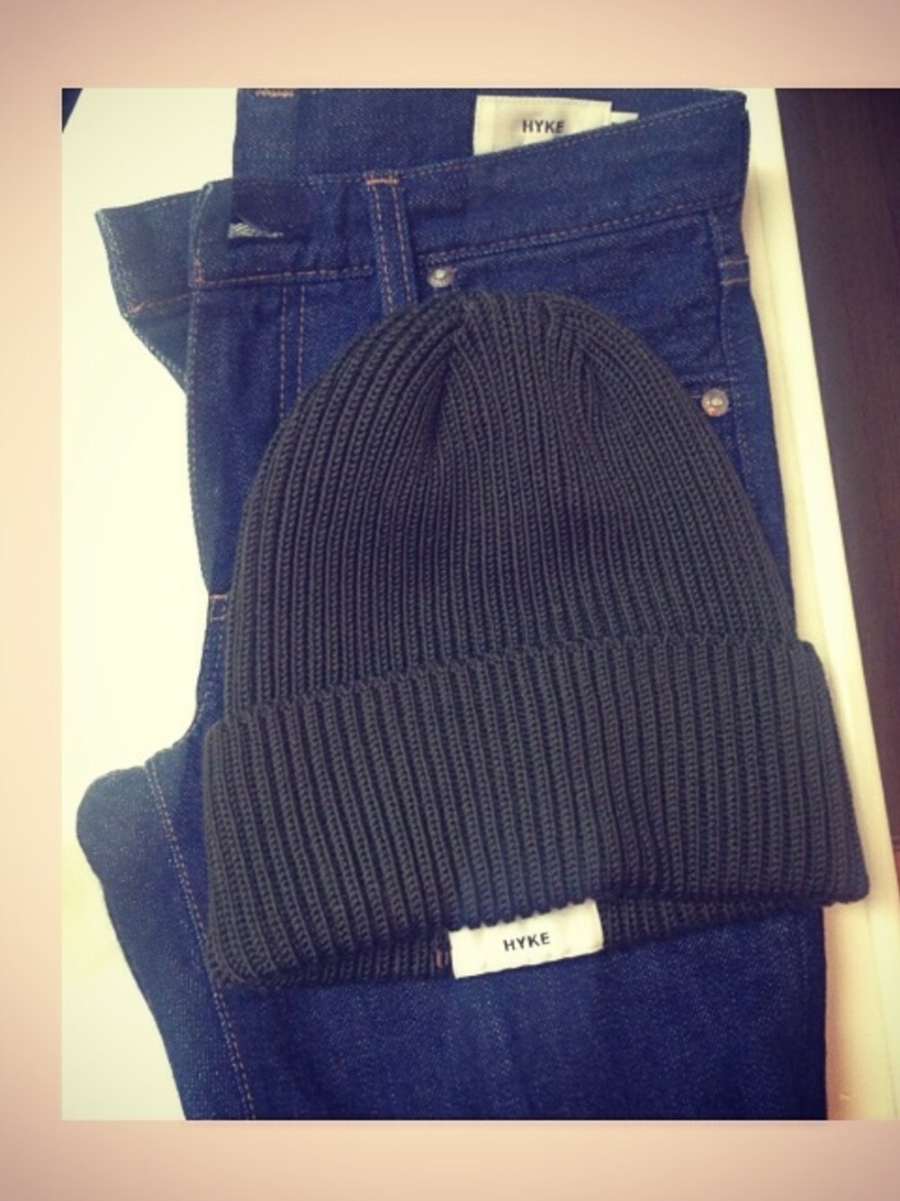 「HYKE、秋」｜「2014AW HYKE（ニットキャップ/ビーニー、グリーン系）」を使った、望月知さん（レディース・156cm）の夏コーディネートの1枚目の写真
