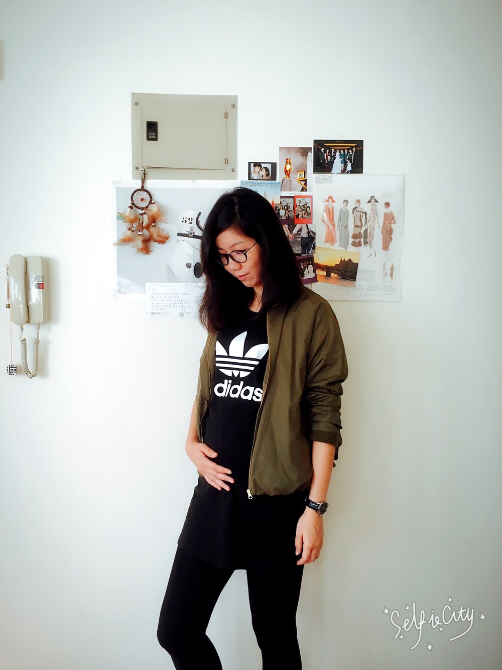 「adidasのアイテム（Tシャツ/カットソー、ブラック系）」を使った、Yunさん（レディース・165cm）の秋コーディネートの1枚目の写真