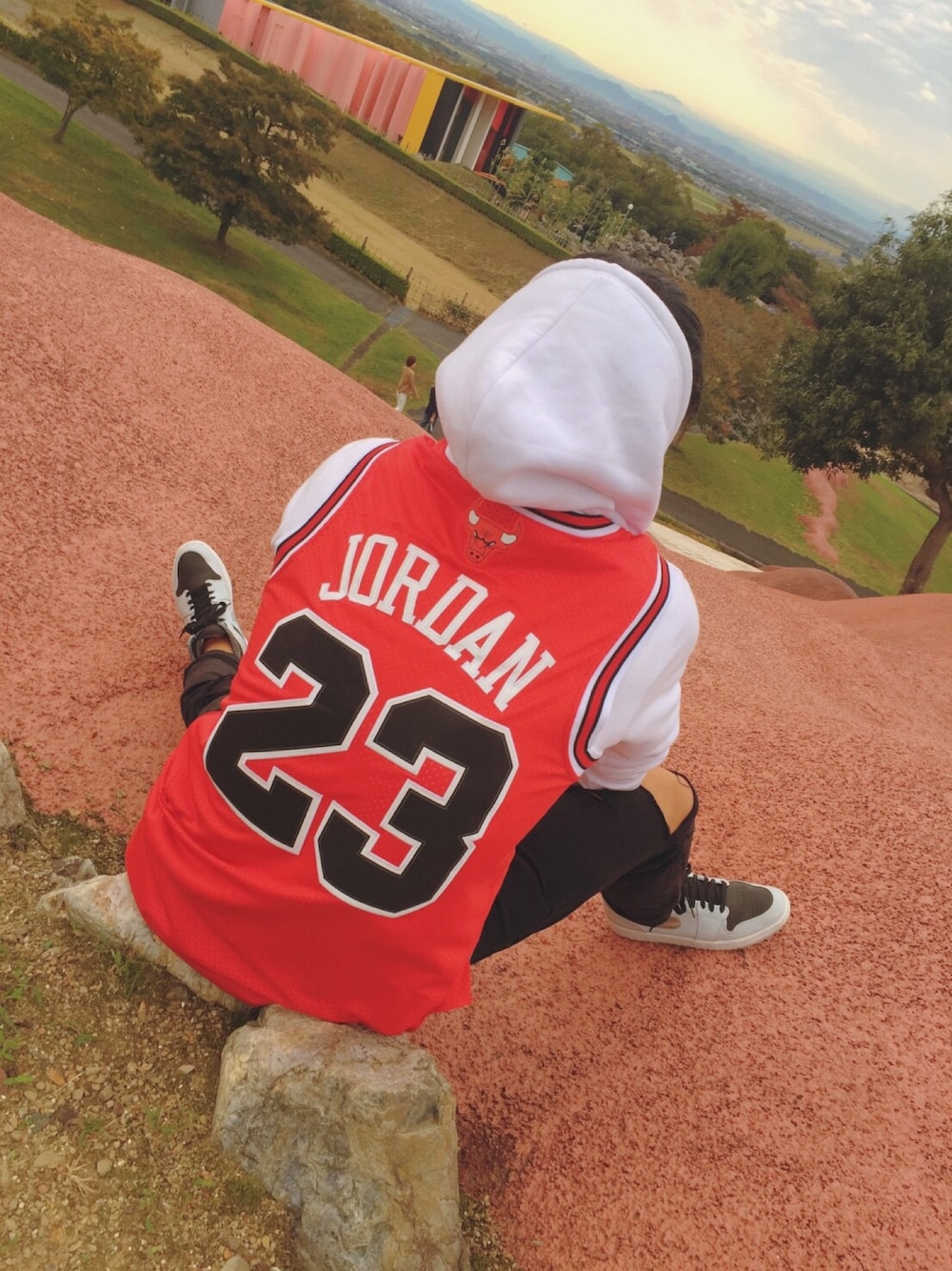 「BasketBall、AIR JORDAN、Bulls、street、秋」｜「no brandのアイテム（マウンテンパーカー、ホワイト系）」を使った、しみせさん（メンズ・170cm）の秋コーディネートの1枚目の写真
