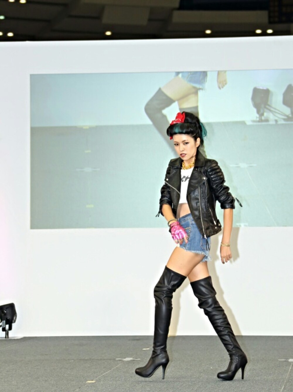 「ライダースジャケット  サイハイブーツ、広島  ヒロコレ  広島コレクション  モデル、クロップト丈  fashion  outfit  ショー、ショート丈トップス」｜「H&Mのライダースジャケット（ライダースジャケット、ブラック系）」を使った、住岡美穂さん（レディース・161cm）の秋コーディネートの1枚目の写真