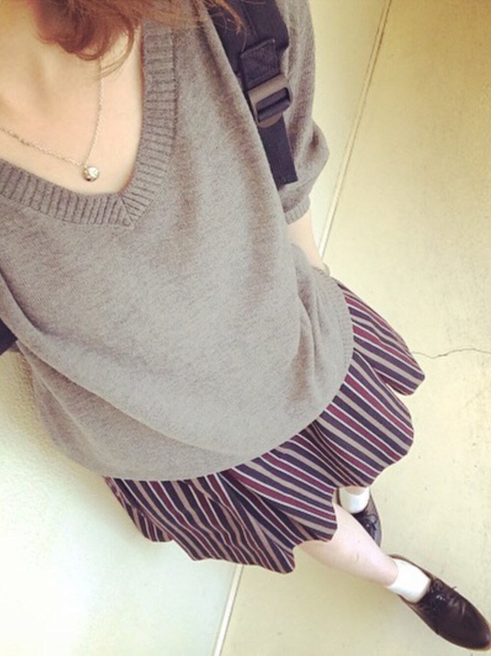 「backpack、knit、skirt、ストライプスカート」｜「Ungridのアイテム（ニット/セーター、グレー系）」を使った、mさん（メンズ・153cm）の秋コーディネートの1枚目の写真