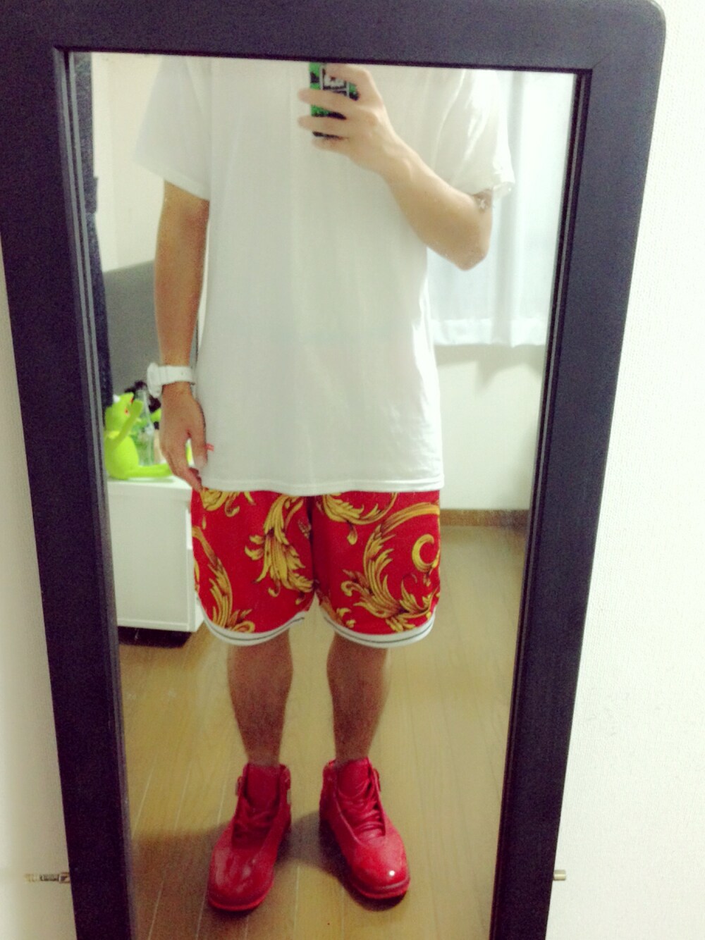「supreme、AIR JORDAN、Tシャツ、ショーツ」｜「Supreme のアイテム（Tシャツ/カットソー、ホワイト系）」を使った、しょうさん（メンズ・167cm）の夏コーディネートの1枚目の写真