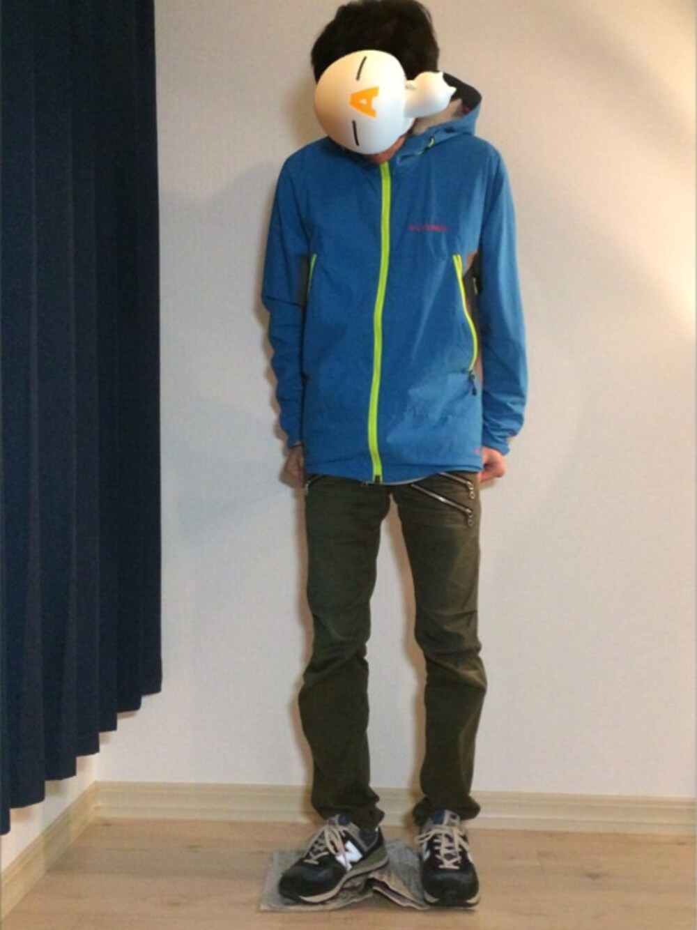 「カーキのカーゴパンツ」｜「THE NORTH FACEのマウンテンパーカー（マウンテンパーカー、ブルー系）」を使った、Takahiroさん（メンズ・172cm）の秋コーディネートの1枚目の写真