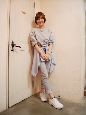 「オールグレー」｜「アイテム（デニムパンツ）」を使った、奈良岡にこさん（レディース・163cm）の秋コーディネート