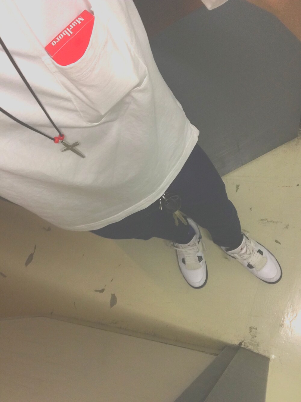 「Tシャツ、シンプル、ジョーダン4、スキニーパンツ」｜「GUのアイテム（Tシャツ/カットソー、ホワイト系）」を使った、sneaker_1994さん（メンズ・162cm）の春コーディネートの1枚目の写真