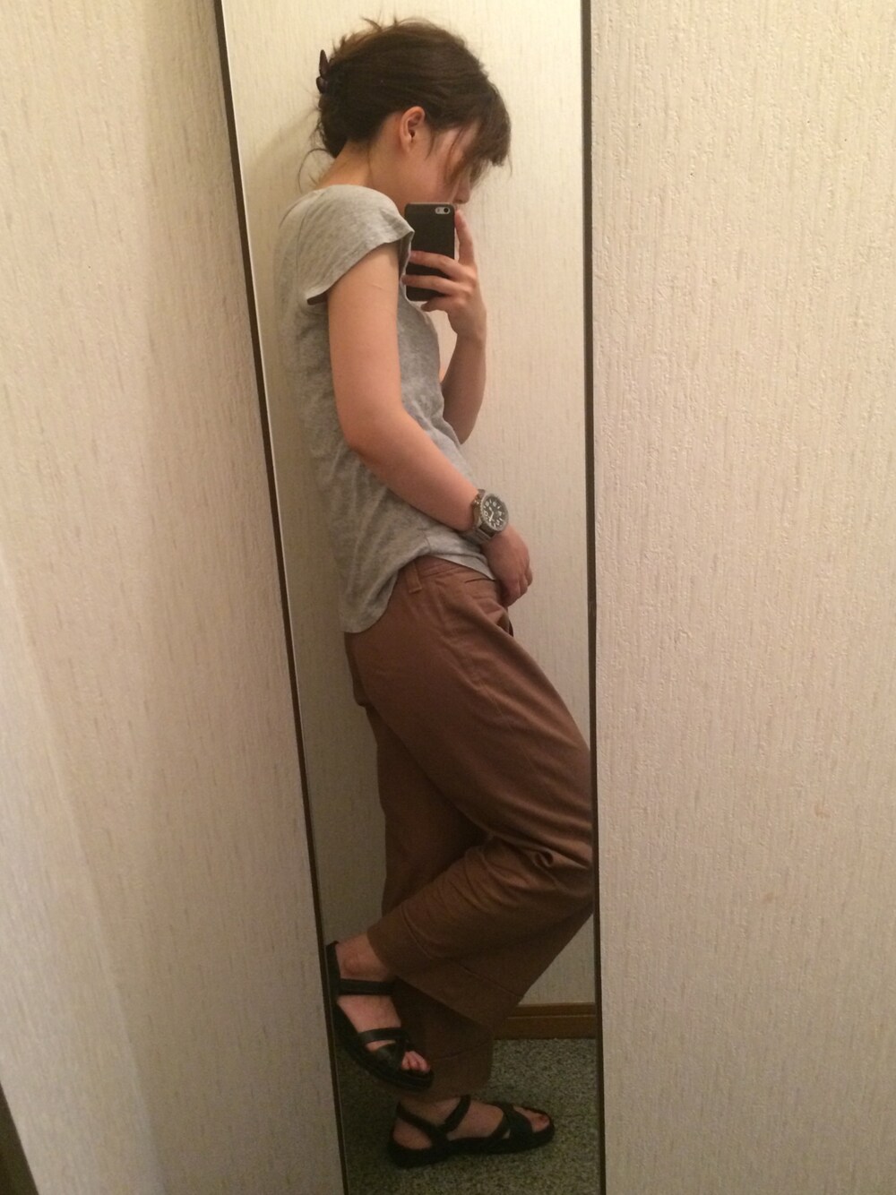 グレー系のTシャツ/カットソー、ブラウン系のその他パンツ、ブラック系のサンダルを着用したレディースの春コーディネートの1枚目の写真