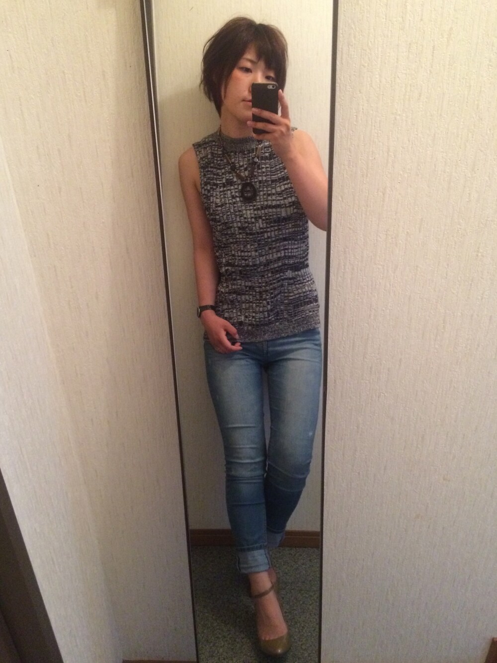 ブルー系のデニムパンツ、ブラック系のアナログ腕時計、ブラウン系のその他を着用したレディースの夏コーディネートの1枚目の写真