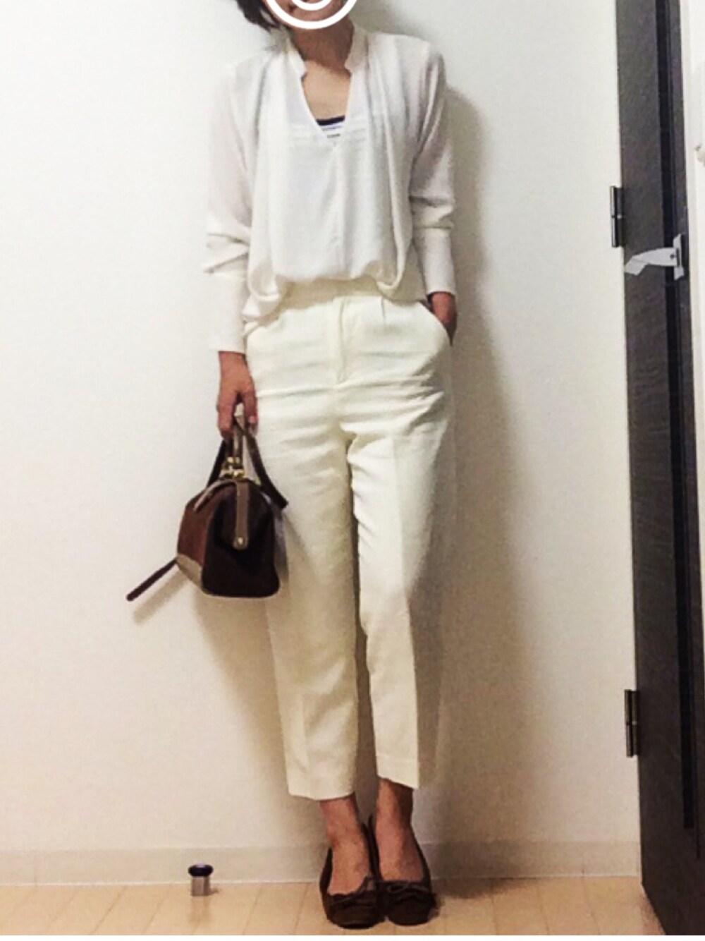 ホワイト系のシャツ/ブラウス、ホワイト系のその他パンツ、ブラウン系のモカシン/デッキシューズを着用したレディースの夏コーディネートの1枚目の写真