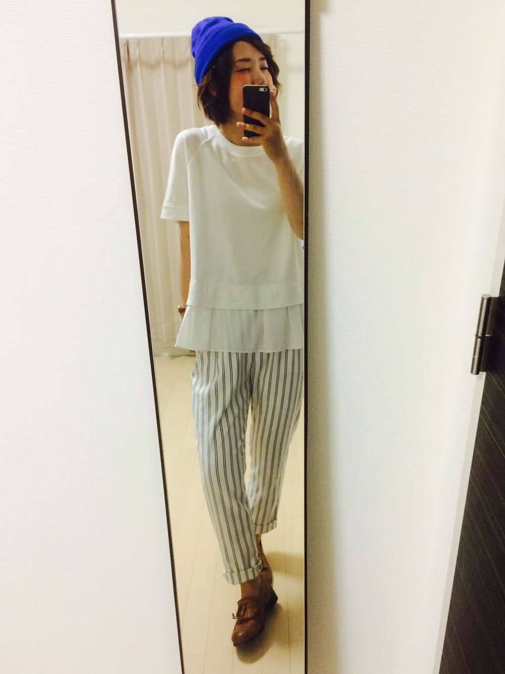 ブラウン系のドレスシューズ、ホワイト系のその他パンツを着用したレディースの夏コーディネートの1枚目の写真