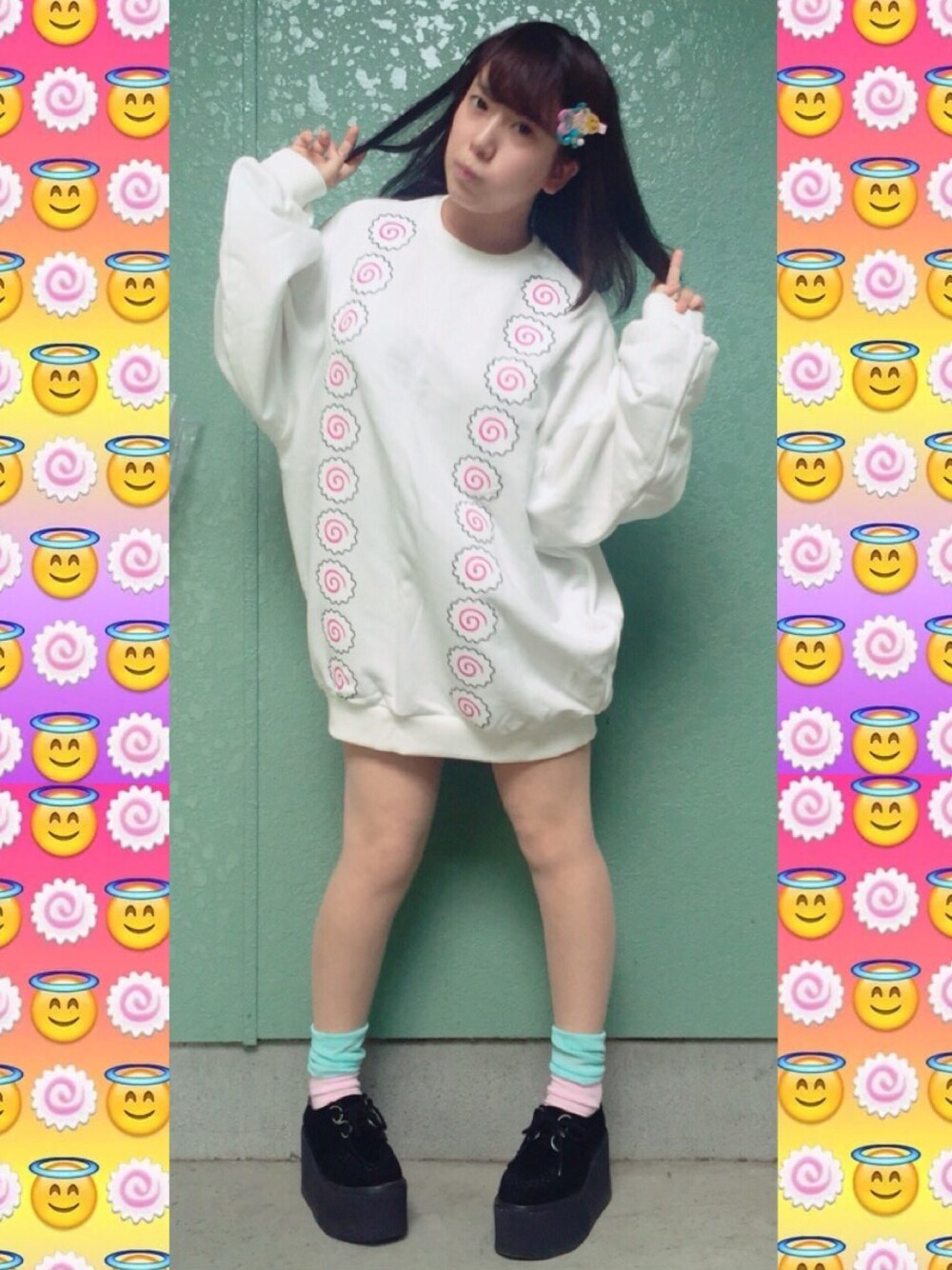 「ビッグシルエット、スウェット、オーバーサイズ、ラーメン、中華、ルーズソックス、厚底、サブカル、ナルト」｜「PUNYUSのなるとスウェット（スウェット、ホワイト系）」を使った、めりりんさん（レディース・150cm）の秋コーディネートの1枚目の写真