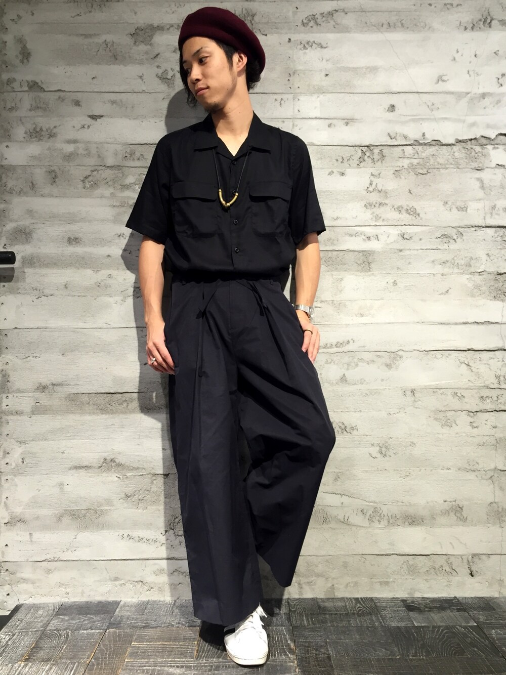 「HARE、ワイドパンツ、カジュアル、カイキンシャツ、シンプル、スニーカー、オールブラック、HARE京都店、シンプルコーデ」｜「HAREのオープンネックサテンシャツ(HARE)（Tシャツ/カットソー、ブラック系）」を使った、山川 翔平/HARE西宮ガーデンズさん（メンズ・170cm）の夏コーディネートの1枚目の写真