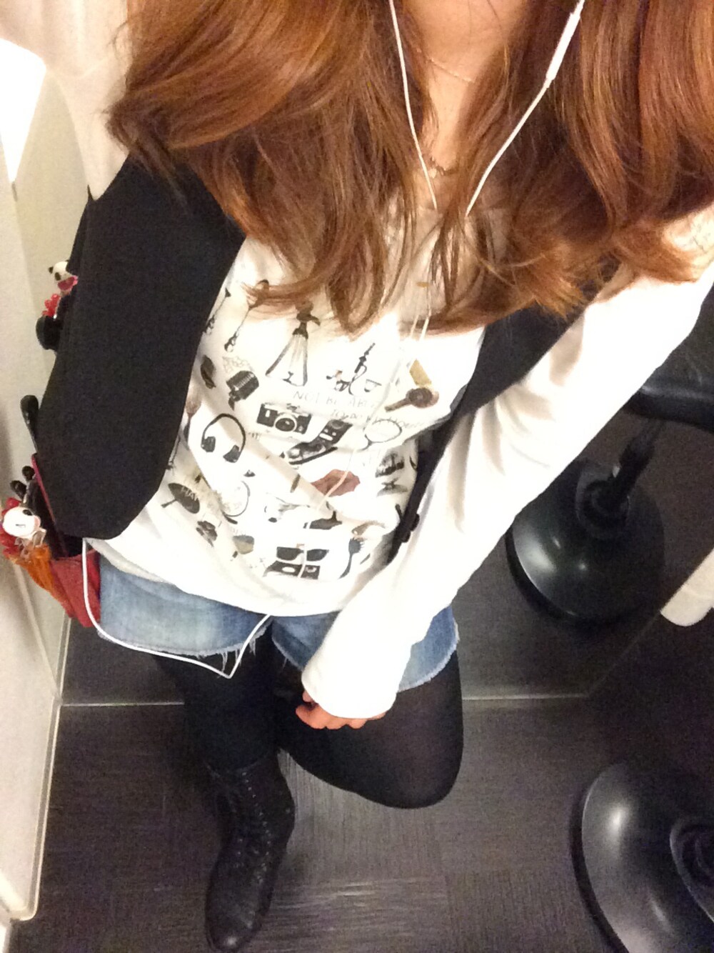 「ベスト、雨の日、デニムショートパンツ、プリントシャツ、シザーケース」｜「JEANASISのロンT（Tシャツ/カットソー、ホワイト系）」を使った、ayumiさん（レディース・163cm）の夏コーディネートの1枚目の写真