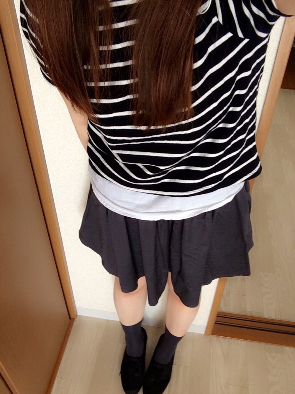 「スカート、ショートソックス、チェックシャツ」｜「HAREのアイテム（スカート、グレー系）」を使った、ayumiさん（レディース・163cm）の秋コーディネートの1枚目の写真