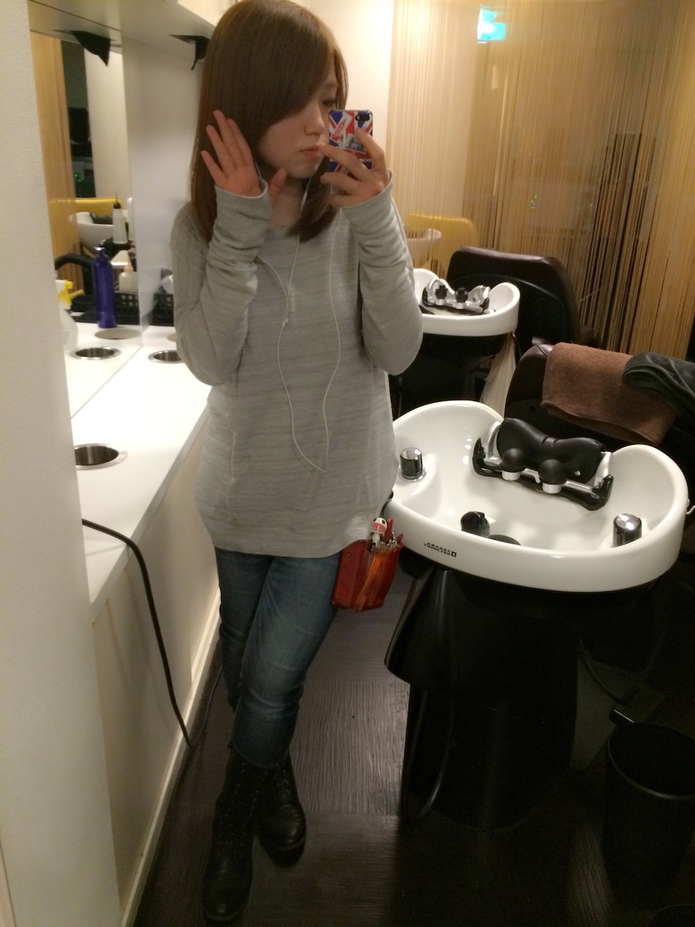 「サロンワーク、しごと、ラフスタイル、ブーツ、シザーケース」｜「FOREVER 21のアイテム（ニット/セーター、グレー系）」を使った、ayumiさん（レディース・163cm）の秋コーディネートの1枚目の写真