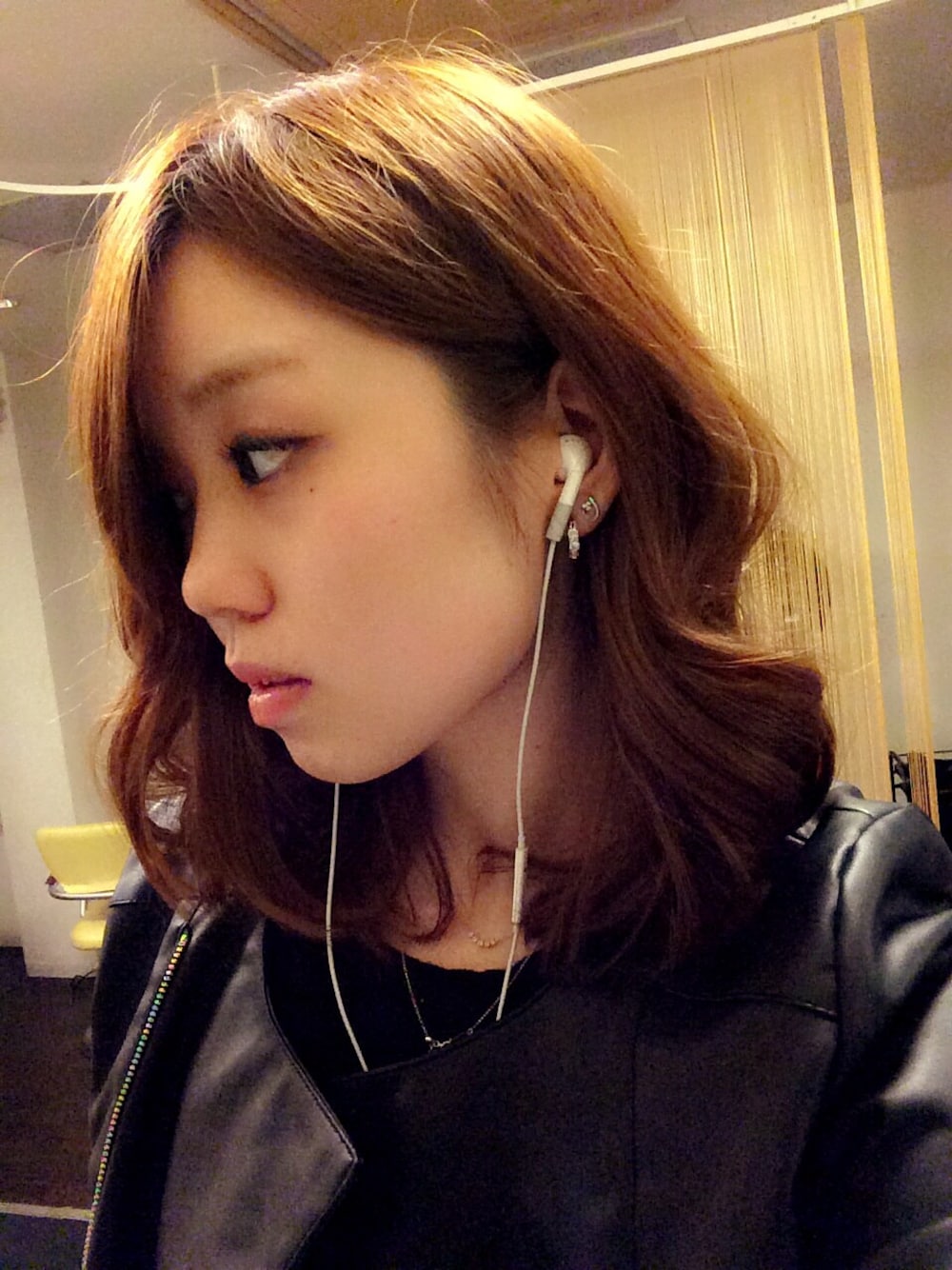 「ヘアースタイル、ミディアムヘア、シンプル」｜「4℃のピアス（ピアス（両耳用）、シルバー系）」を使った、ayumiさん（レディース・163cm）の秋コーディネートの1枚目の写真