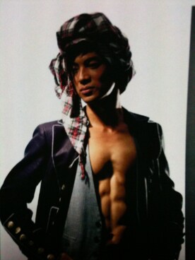 「アイテム（その他アウター、ブラック系）」を使った、大石 貴之さん（メンズ・175cm）の春コーディネート