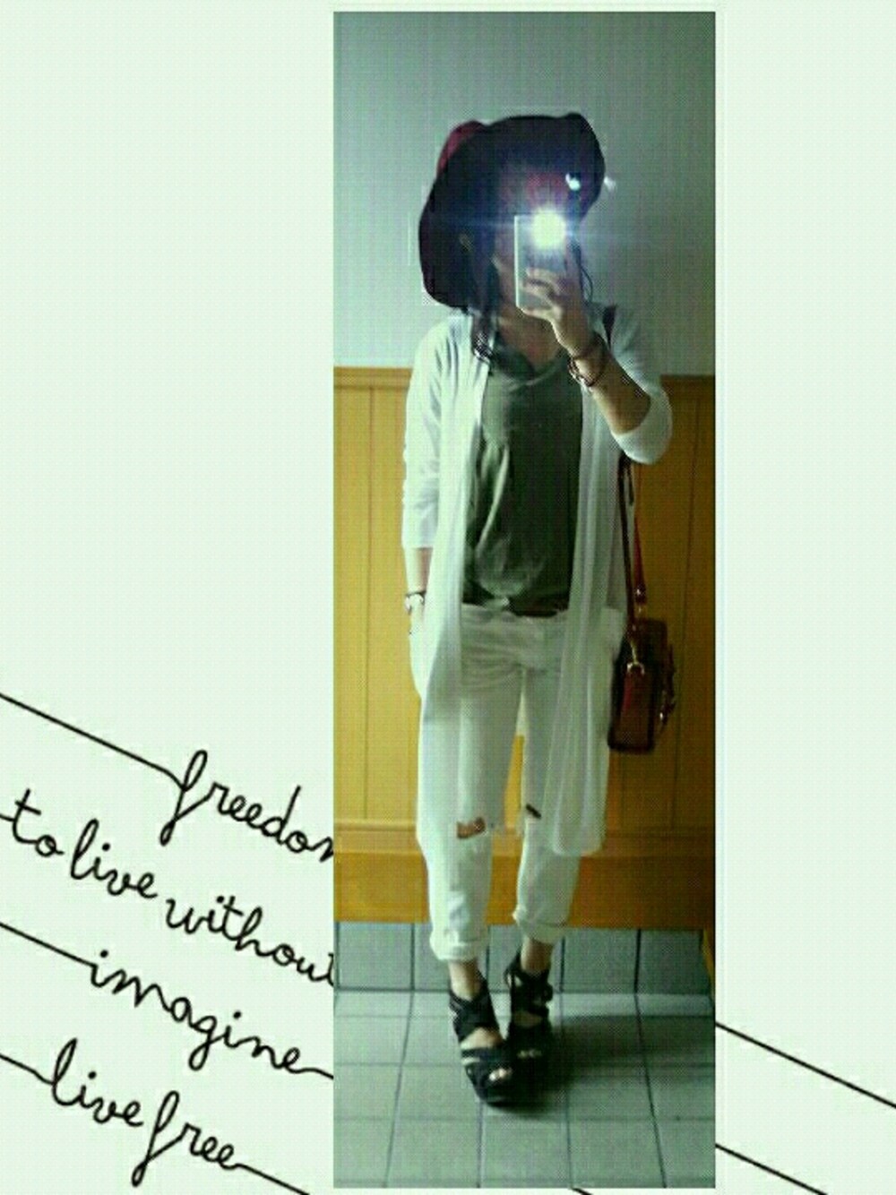 ホワイト系のデニムパンツ、グリーン系のトップス、ホワイト系のカーディガン/ボレロを着用したレディースの秋コーディネートの1枚目の写真